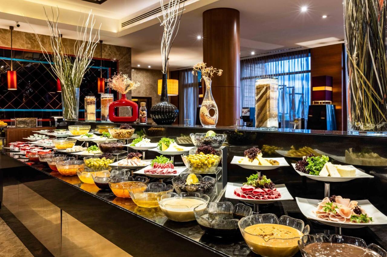 Hotel Celik Palas Convention Center & Thermal Spa Бурса Екстериор снимка A buffet at a hotel